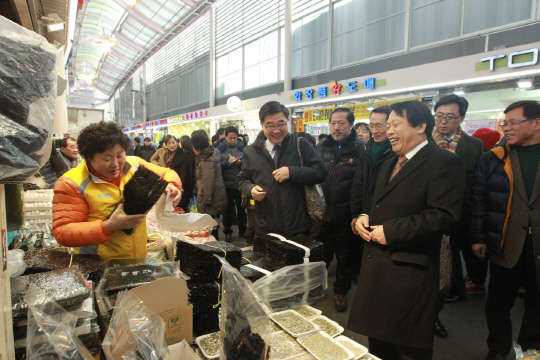 구로구가 최대 명절 설을 맞아 직거래장터를 운영한다. 구로구는 &quot;설을 맞아 주민들에게 신선한 농산물을 저렴한 가격에 제공하기 위해 구청광장에 직거래장터를 마련한다&quot;고 27일 밝혔다. 구로구 제공